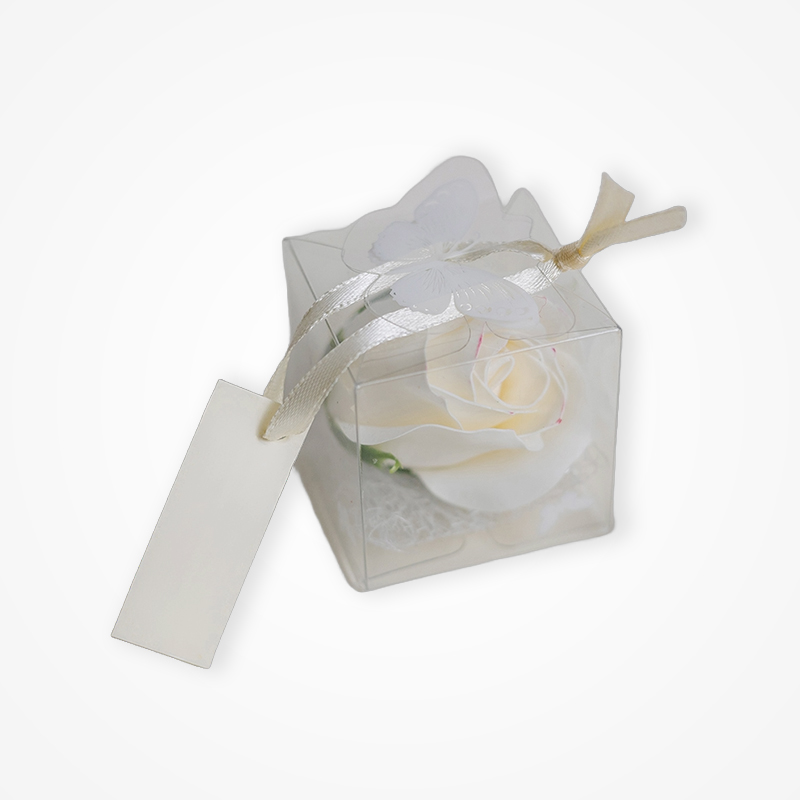 1marturie-trandafir-alb-pe-pat-de-fibra-alba Mărturie Elegantă: Trandafir Alb în Cutiuță Transparentă