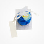 Mărturie Elegantă: Trandafir Albastru cu Galben în Cutiuță Transparentă - imagine 4