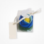 Mărturie Elegantă: Trandafir Albastru cu Galben în Cutiuță Transparentă