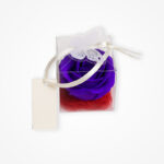 Mărturie Elegantă: Trandafir Mov în Cutiuță Transparentă - imagine 3