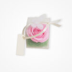 Mărturie Elegantă: Trandafir Roz în Cutiuță Transparentă - imagine 2