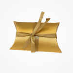Cutie din carton tip pernă, cu fundă din satin