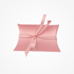 Cutie din carton tip pernă, cu fundă din satin - imagine 3