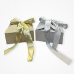 Cutie pătrată cu fundă satinată