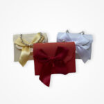 Cutie tip poșetă cu fundă satinată și mâner decorativ