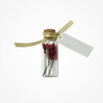 Mărturie cu flori uscate roșii